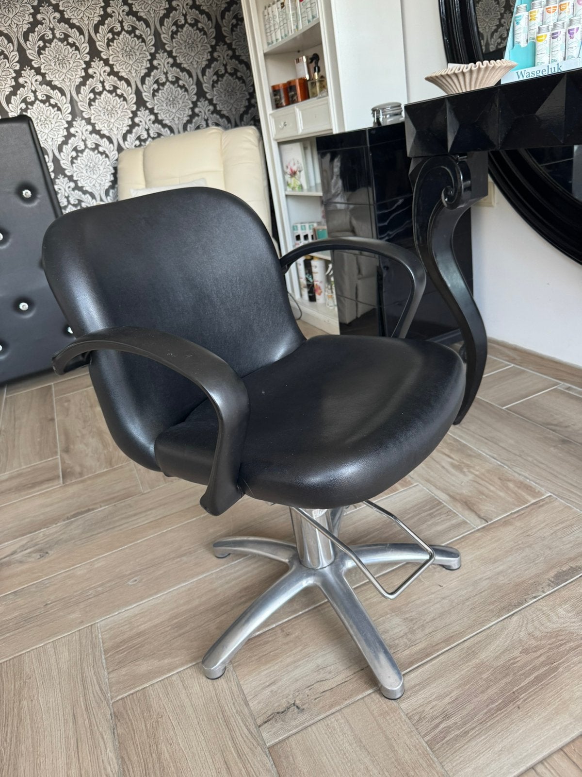 Fauteuil de coiffeur noir, Enlèvement