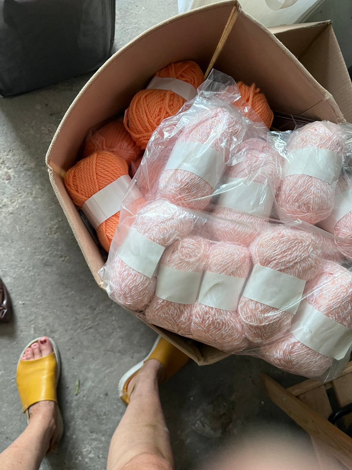 Bollen wol 15 oranje en 20 roze , ook 10p breinaalden, Hobby en Vrije tijd, Breien en Haken, Ophalen, Nieuw