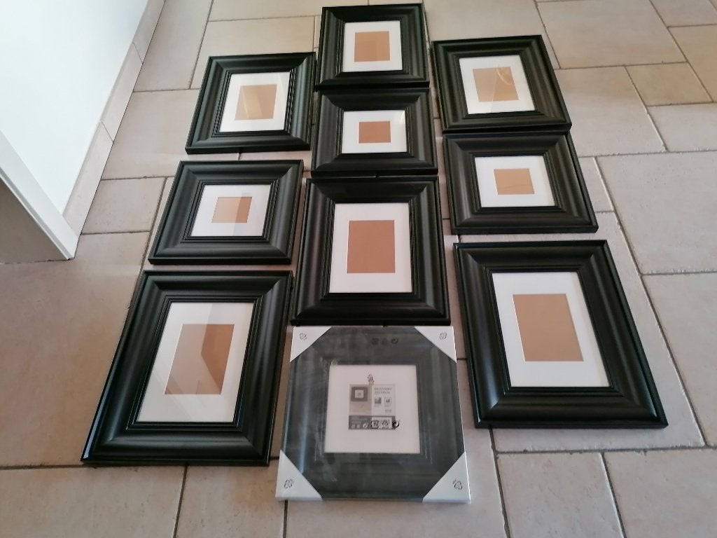 tien zwarte fotokaders, Ophalen