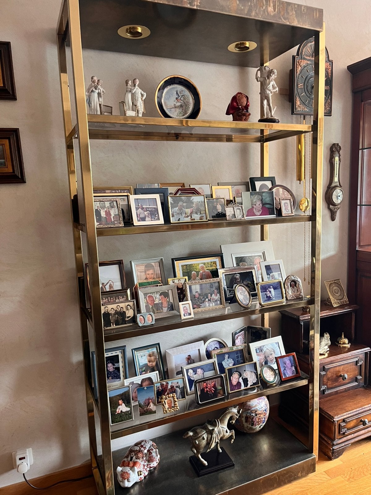 Elegante vitrinekast in messingkleur met verlichting, Huis en Inrichting, Kasten | Vitrinekasten, Ophalen, Gebruikt