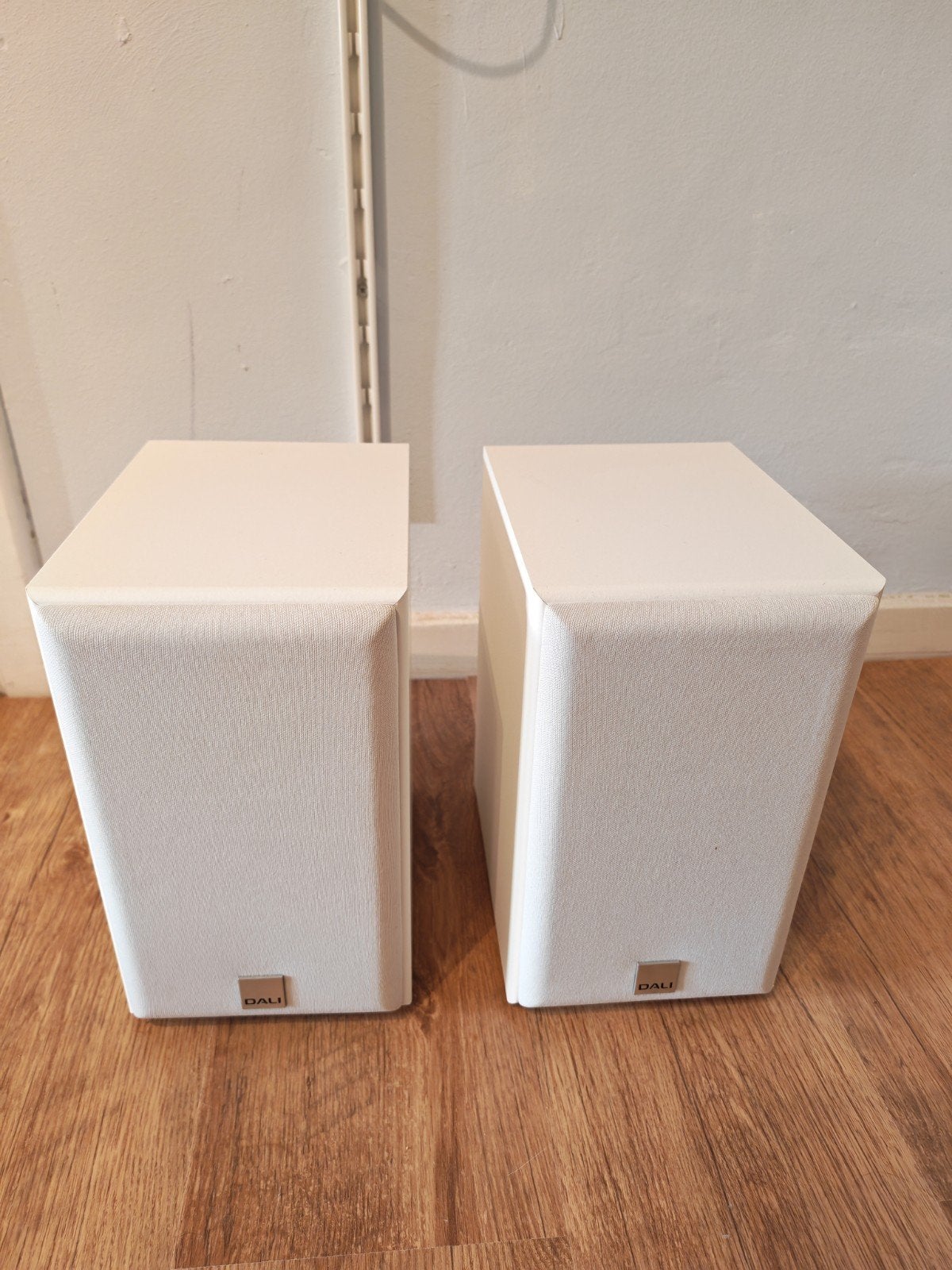 Paire d’enceintes DALI Spektor 2 – Finition Blanche, Audio, Tv en Foto, Luidsprekerboxen, Ophalen, Zo goed als nieuw, 60 tot 120 watt