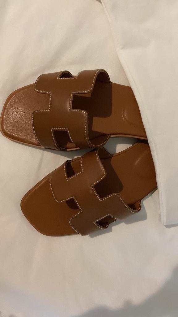 H sandalen/teenslipper verkocht met doos, Kleding | Dames, Schoenen, Bruin, Nieuw, Sandalen of Muiltjes, Ophalen of Verzenden