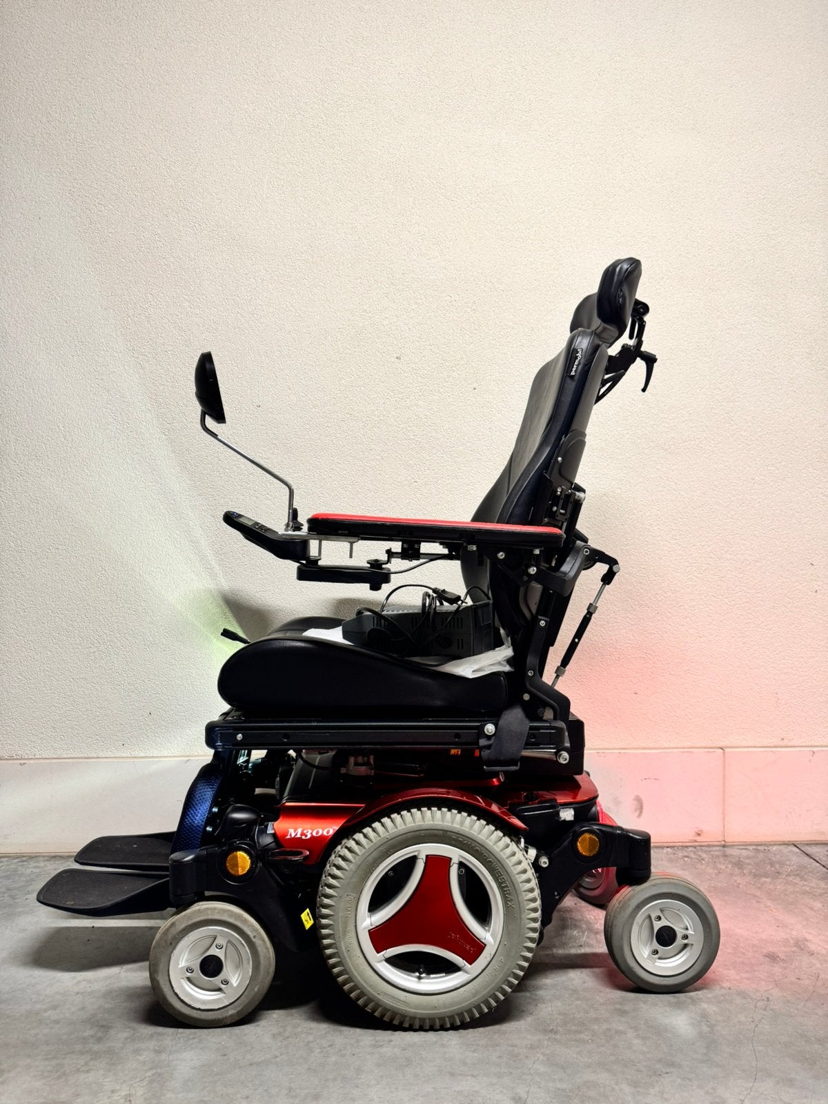 Fauteuil roulante électrique Permobil à 6 roues, chariot, Divers, Chaises roulantes, Enlèvement ou Envoi, Pliant, Comme neuf, Fauteuil roulant électrique