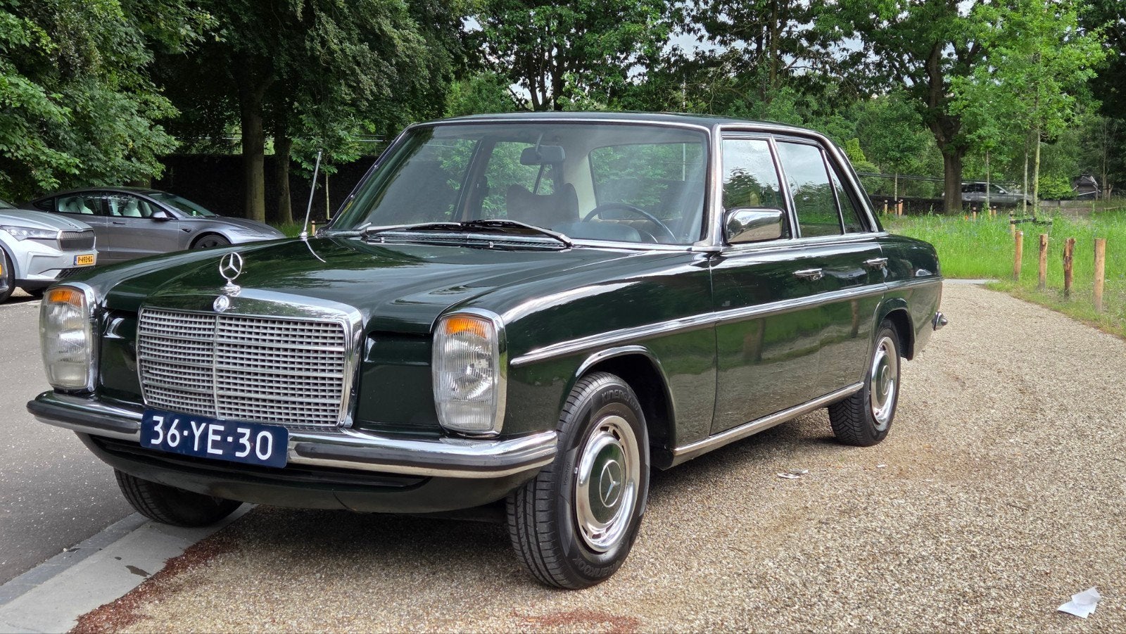 Mercedes-Benz 200d w115 1976 bel état, Autos, Mercedes-Benz, Série 200, Beige, Boîte manuelle, Entretenue par le concessionnaire