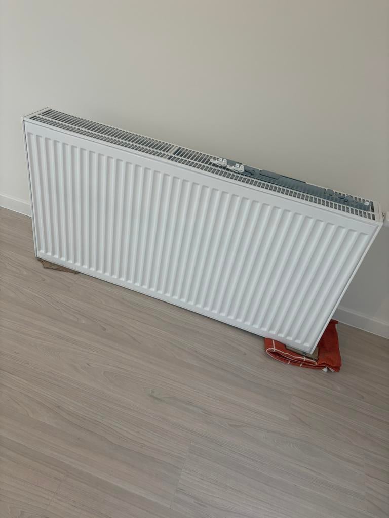 Gloednieuwe radiator (Radson), Doe-het-zelf en Bouw, Ophalen, 30 tot 80 cm, Radiator, Zo goed als nieuw