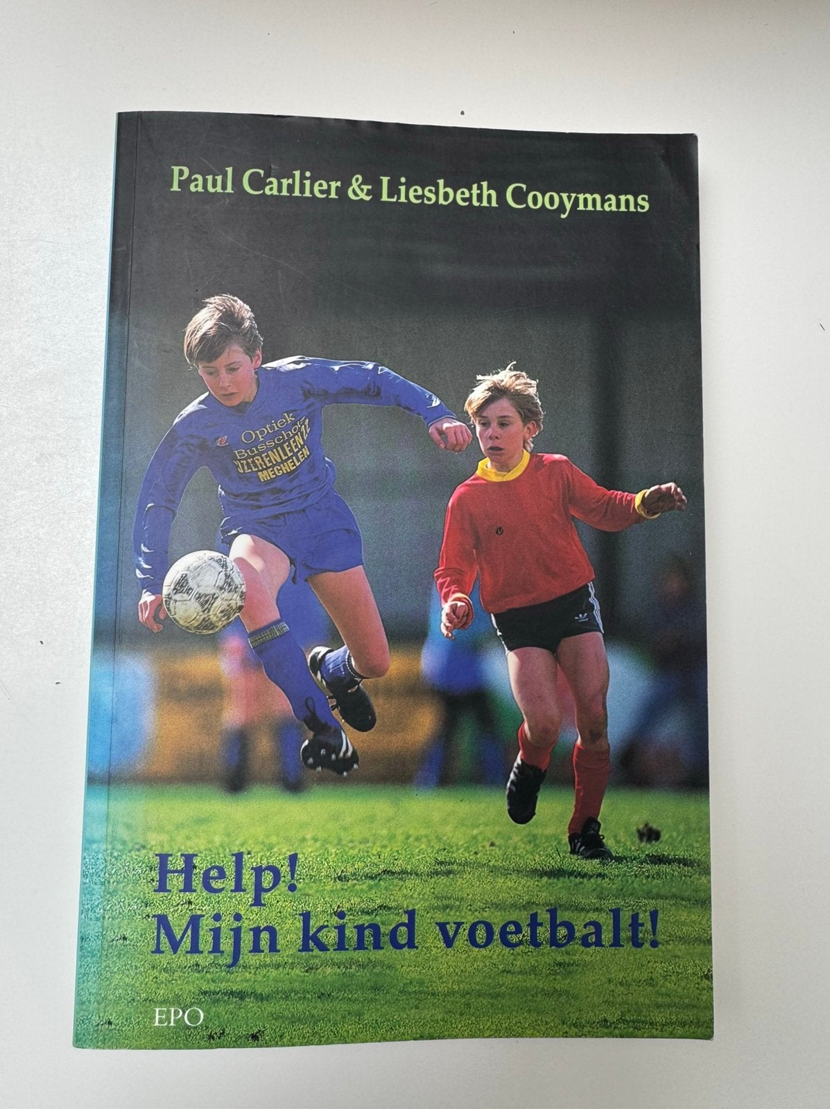 Help! Mijn kind voetbalt - Paul Carlier & Liesbeth Coomans, Enlèvement, Comme neuf, Sport de ballon