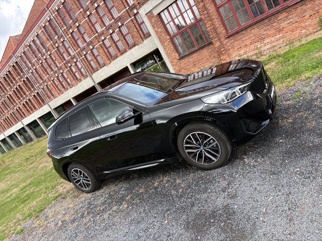 BMW X1 25e Mpack   Vrijheid, sportiviteit en puur comfort, Auto's, Dealer onderhouden, 19 g/km, Zwart, 5 zetels
