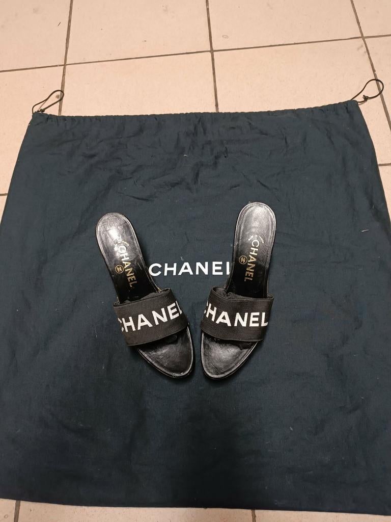 Chanel muiltjes, Ophalen
