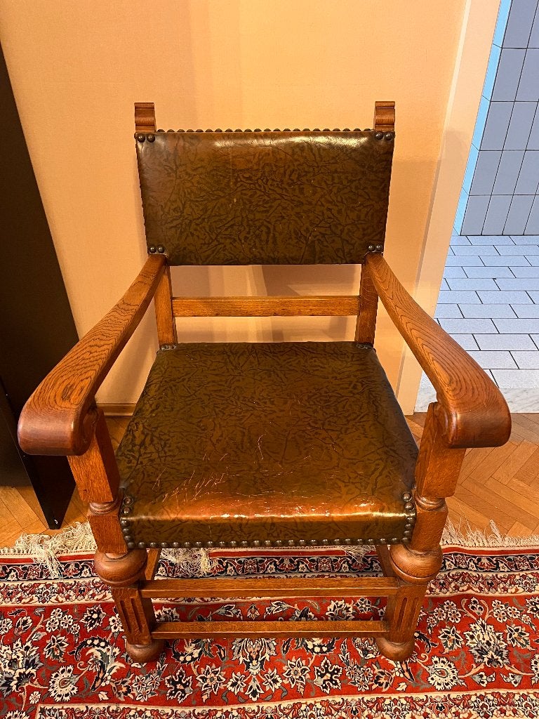 Twee identieke troonstoelen., Ophalen