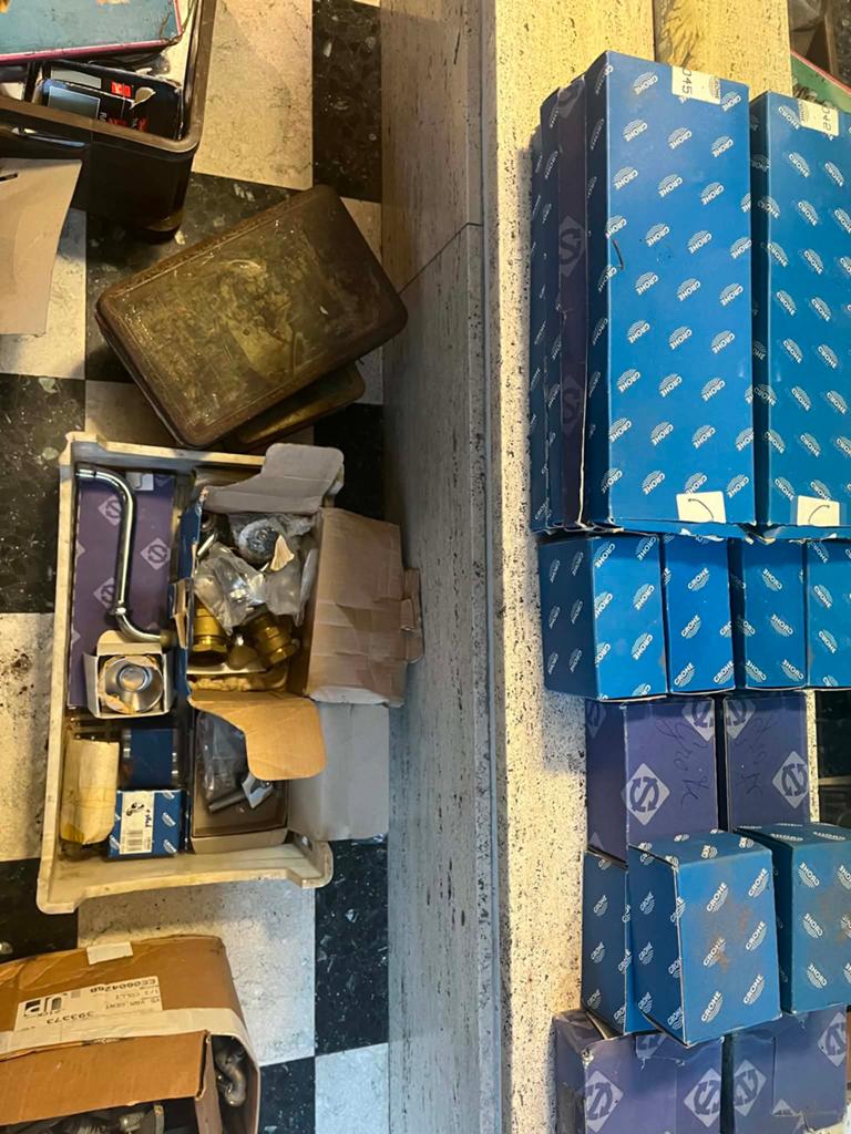 Grote partij messing sanitair & beslag kranen ,kopelingen, Doe-het-zelf en Bouw, Ophalen, Zo goed als nieuw