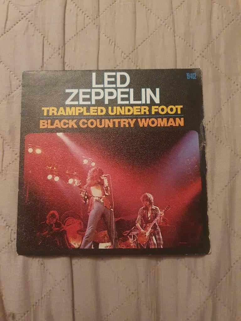S - Led Zeppelin – Trampled Under Foot - Black Country Woman, Enlèvement ou Envoi, Comme neuf, Rock et Metal
