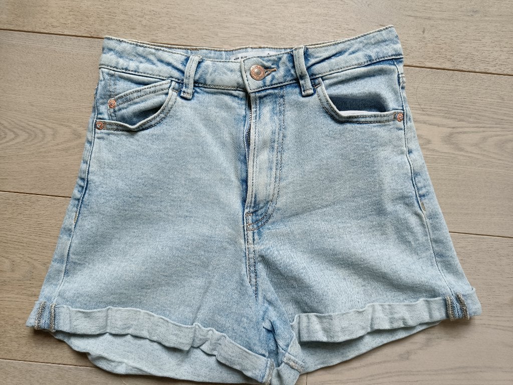 Jeansshort, maat 36, Stradivarius, Kleding | Dames, Spijkerbroeken en Jeans, Blauw, Ophalen of Verzenden, Zo goed als nieuw, W28 - W29 (confectie 36)
