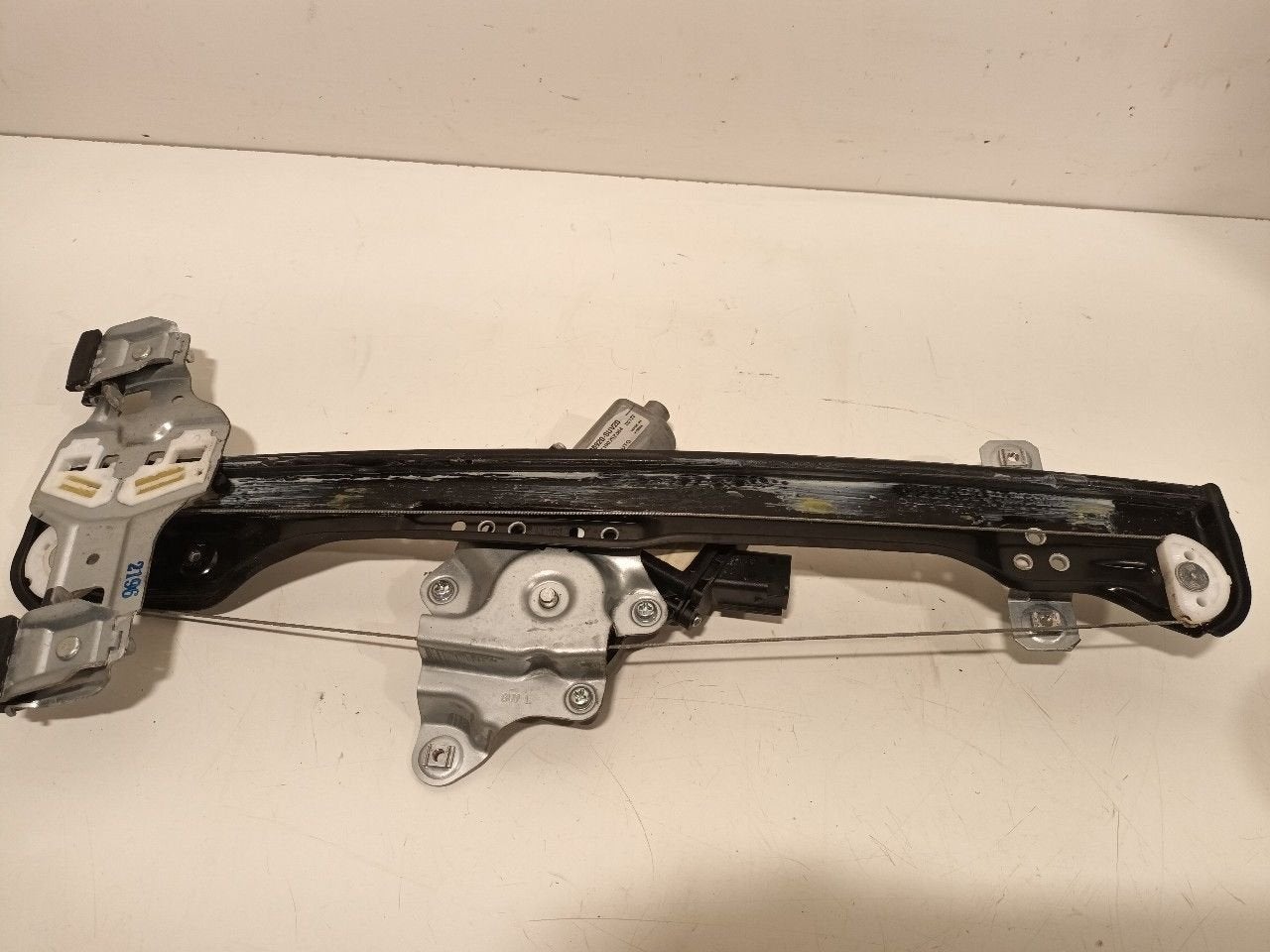 Raammechaniek elektrisch links voor Opel Mokka, Onderdelen@venauto.nl, Van der Ven Autorecycling B.V., Ettenseweg 76, 4706 PB Roosendaal, The Netherlands