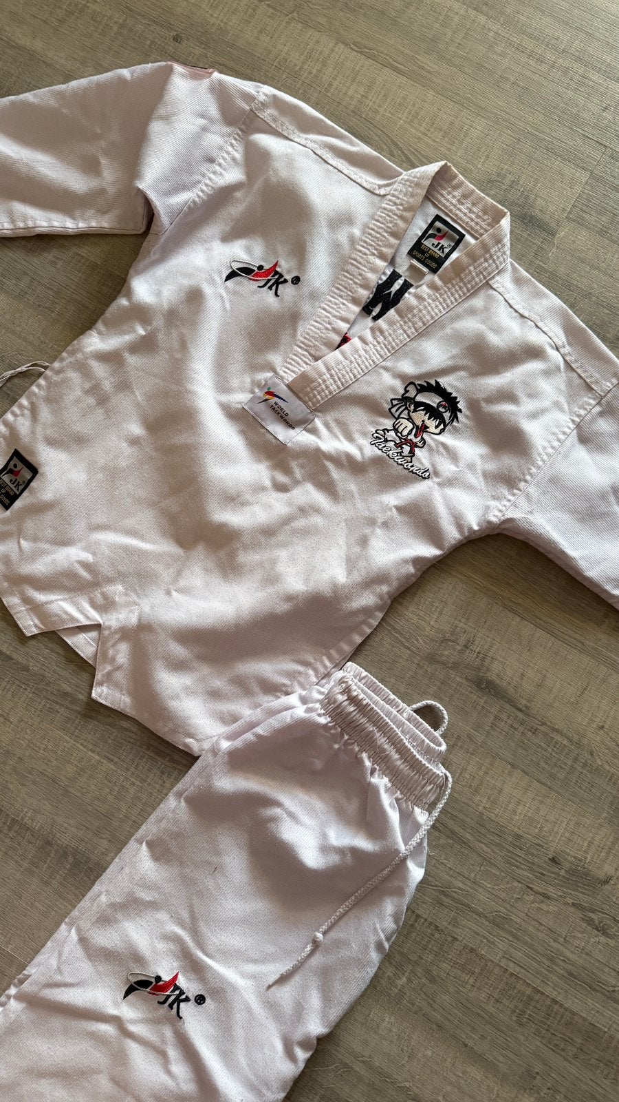 Dobok de Taekwondo JK – Taille S – Très bon état, Sports & Fitness, Sports de combat & Self-défense, Comme neuf, Taekwondo, Taille S
