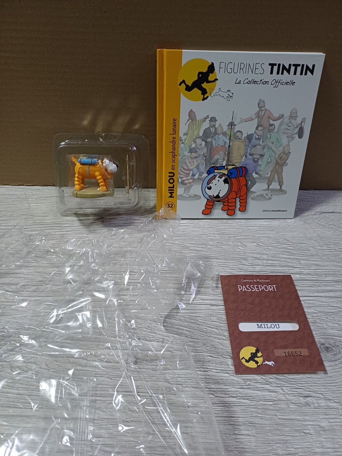 Figurine Milou scaphandre lunaire 32 Tintin, Collections, Personnages de BD, Comme neuf, Statue ou Figurine, Tintin, Enlèvement ou Envoi