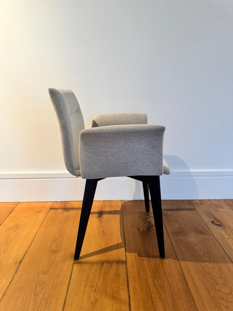 10 Chaises design tissu gris clair/valeur neuve 250e piece, Huis en Inrichting, Stoelen, Ophalen, Zo goed als nieuw, Stof, Grijs
