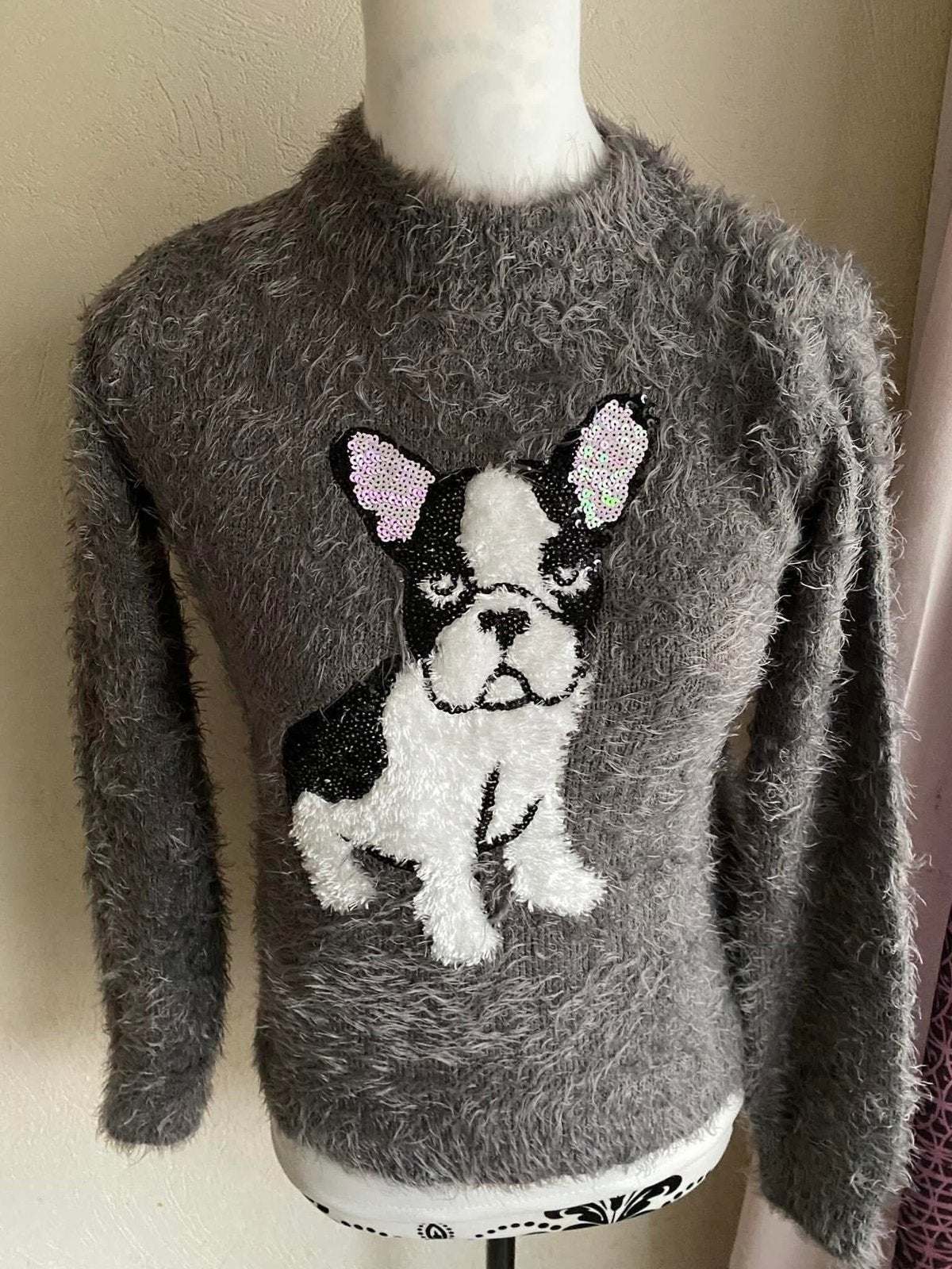 Pull doudou / fluffy gris motif chien bouledogue xs, Enlèvement ou Envoi, Comme neuf, Gris