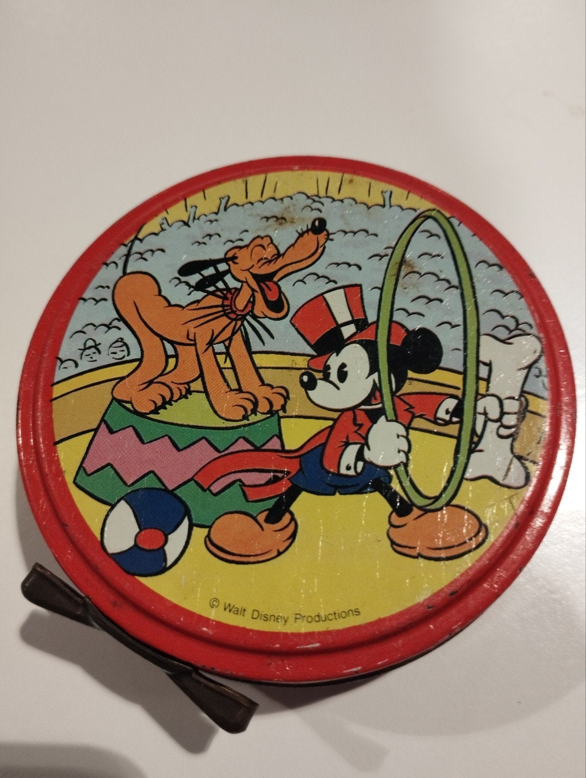 een klein doosje met Mickey Mouse erop en hond kleur verschi, Collections, Enlèvement, Mickey Mouse