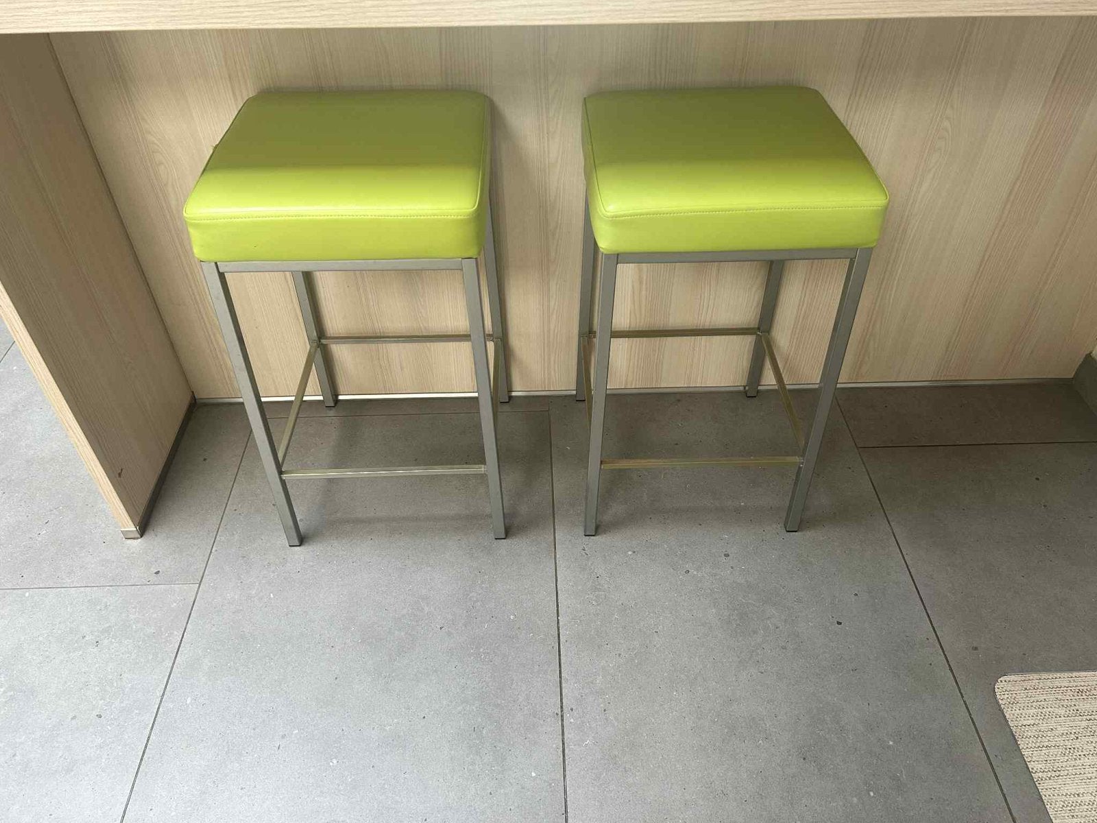 Keukentafel + 4 hoge stoelen + 2 bar krukken, Enlèvement, Comme neuf