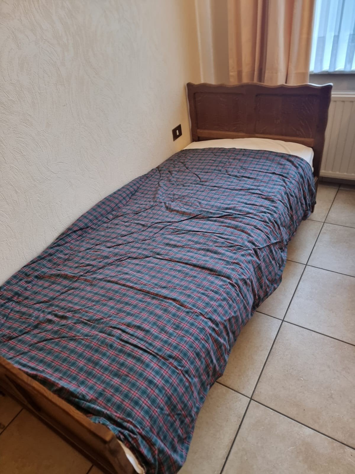 Lit pour 1 personne, lit simple avec table de chevet, Enlèvement