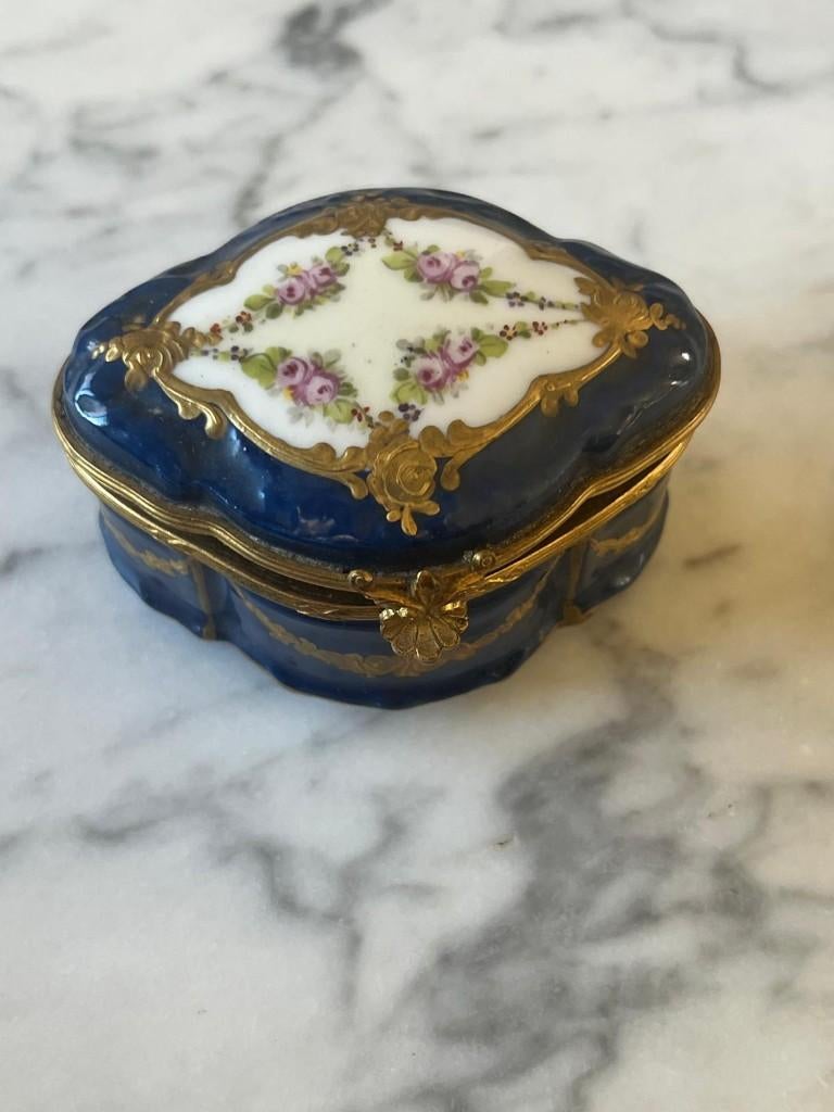 Élégante Bonbonnière en Porcelaine de Style Sèvres, Antiek en Kunst, Antiek | Porselein, Ophalen of Verzenden