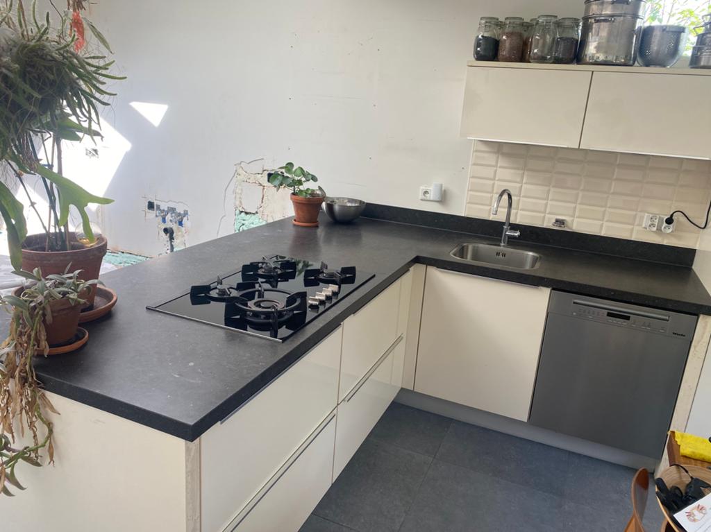 Keuken met keramisch blad & gratis koelkast, Ophalen, Gebruikt, Hoekkeuken, Graniet of Steen