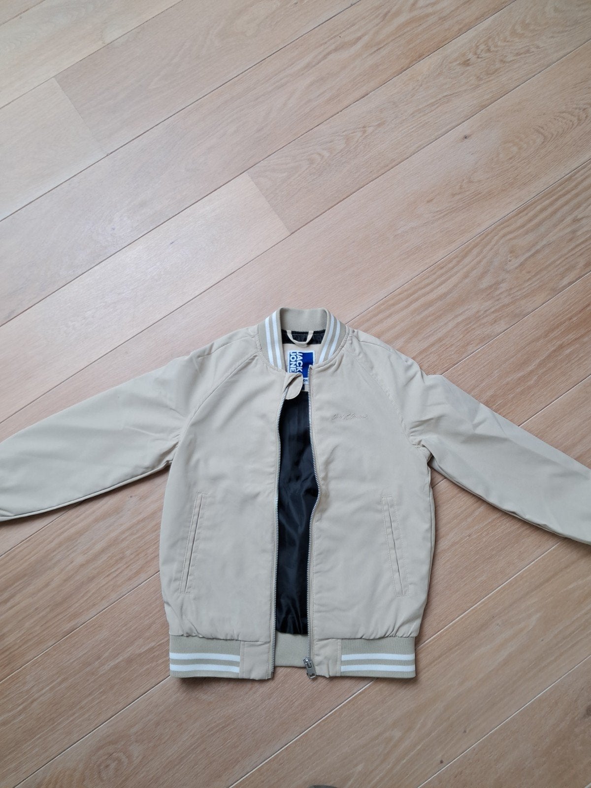 Jack and Jones zomerjas bomber maat 128, Enfants & Bébés, Vêtements enfant | Taille 128, Enlèvement