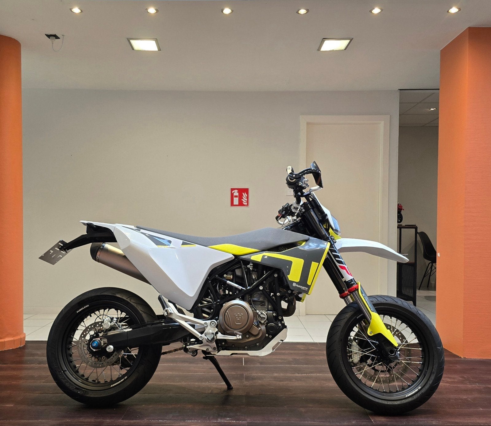 Husqvarna 701 Supermoto 31 kW**2020**10,141km**Garantie, Bedrijf, SuperMoto