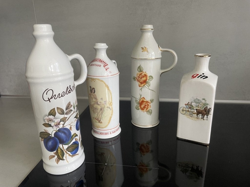 4 FLACONS/BOUTEILLES/CARAFES EN PORCELAINE, Antiek en Kunst, Ophalen of Verzenden