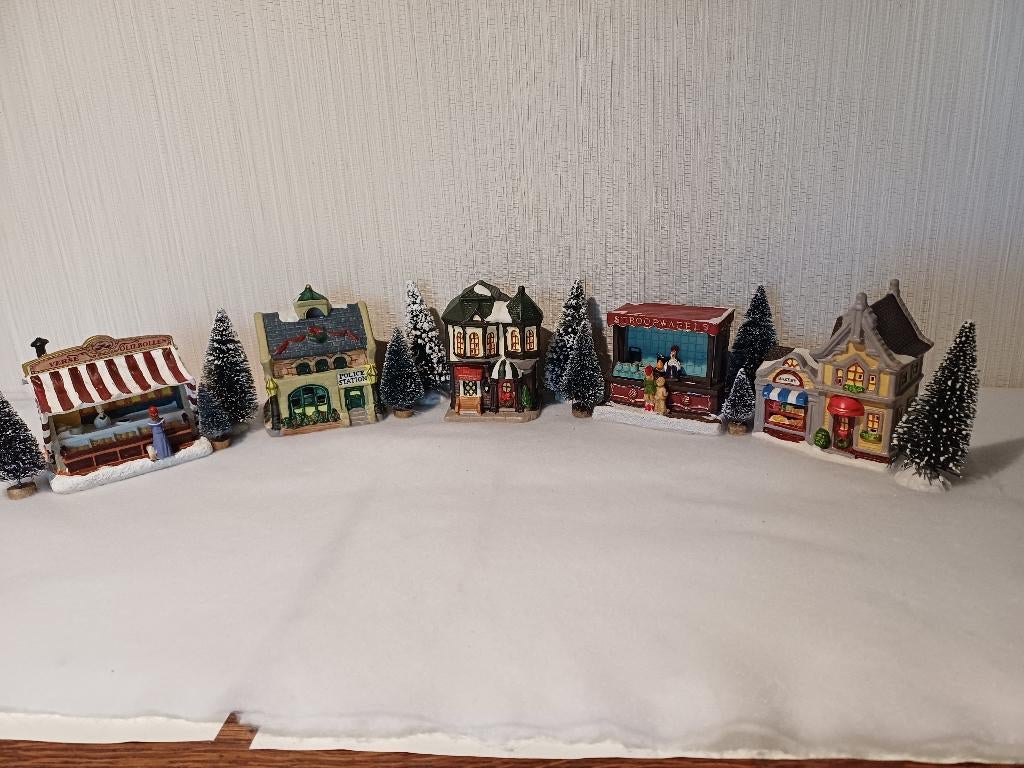 Kersthuisjes 5 st,.handgeschilderd + lampjes, Diversen, Kerst, Ophalen of Verzenden, Zo goed als nieuw