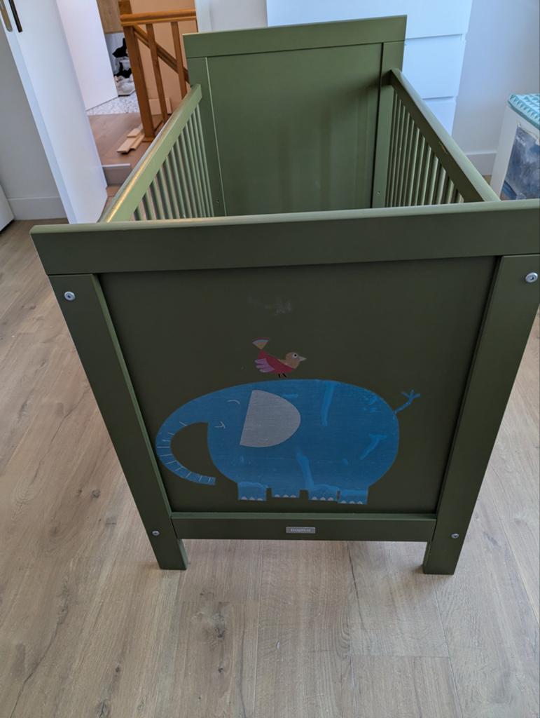 Groen kinderbedje met spijlen, Kinderen en Baby's, Babywiegjes en Ledikanten, Ophalen, Gebruikt, Ledikant