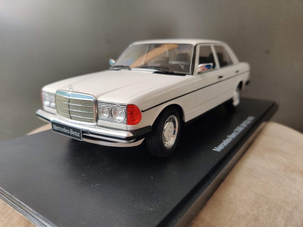 Mercedes 230E (W123) 1975 KK-Scale 1/18e neuve, en boîte., Enlèvement ou Envoi, Neuf, Voiture, Autres marques