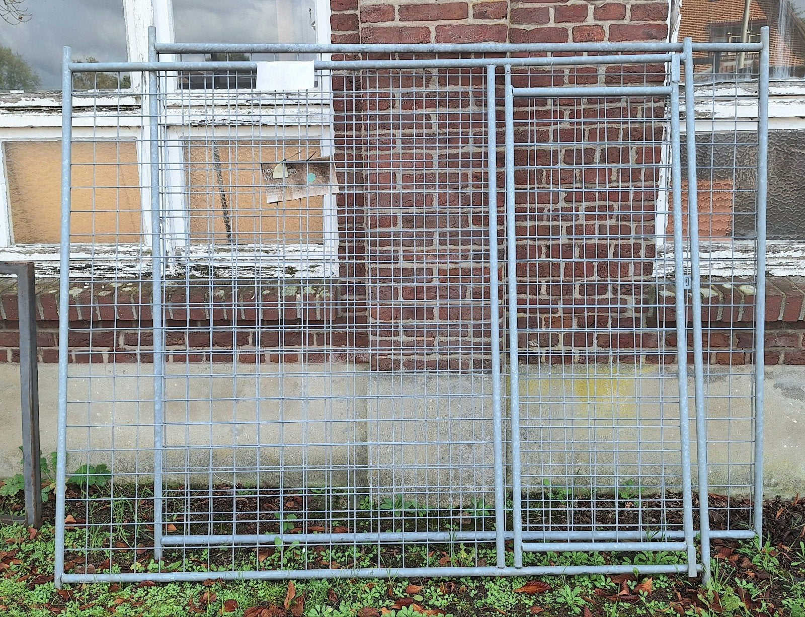 Twee gegalvaniseerde rasters voor hondenhok met 1poort en pa, Dieren en Toebehoren, Ophalen, Zo goed als nieuw, Hondenhok