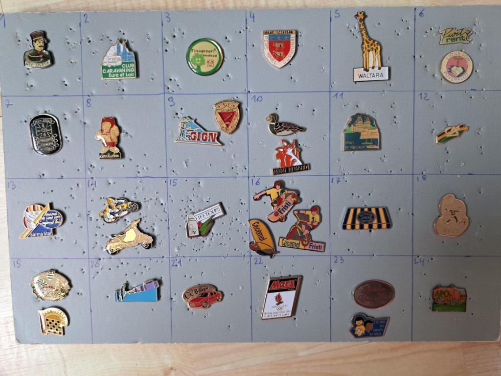 Pin's pins bij de doos zie foto's en nieuws/lees de aankondi, Ophalen of Verzenden