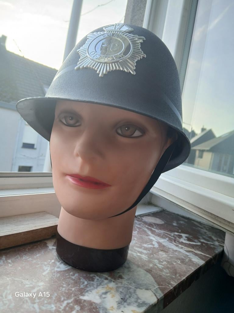 Engelse politiehelm op ware grote type Bobby's, Kleding | Heren, Ophalen of Verzenden, Nieuw
