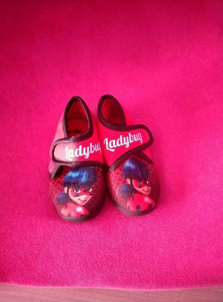 Pantoufle ladybug rouge taille 25, Disney, Enlèvement ou Envoi, Comme neuf, Autres types