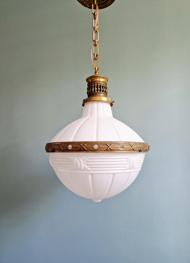 Grande suspension Art Déco en verre laiteux et laiton,1920, Enlèvement ou Envoi