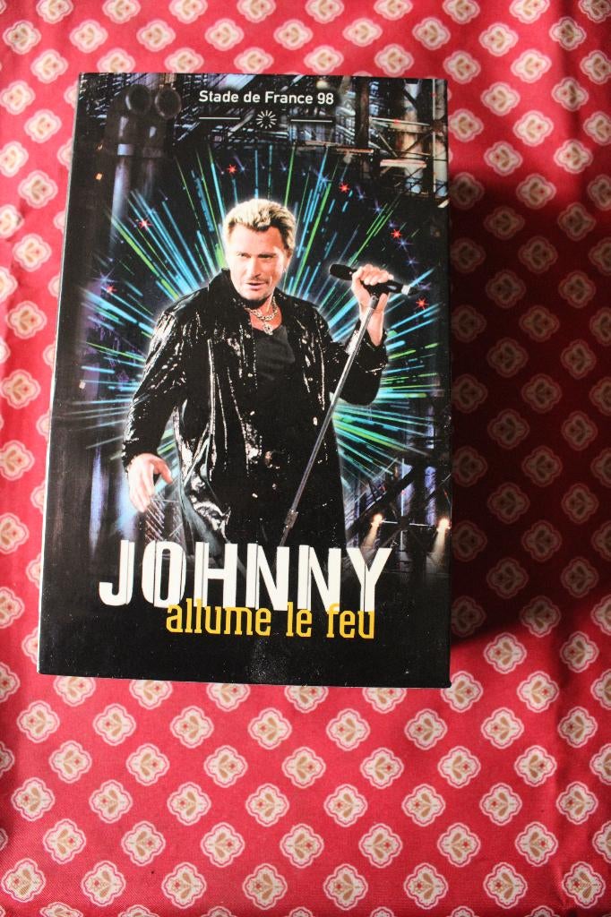 Coffret avec 2 VHS -Johnny Hallyday - Allume le Feu - 1998, À partir de 9 ans, Enlèvement ou Envoi, Comme neuf, Musique et Concerts