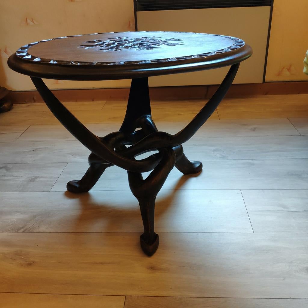 Table basse ancienne sculptée à Liège 60 x 45 cm, Enlèvement
