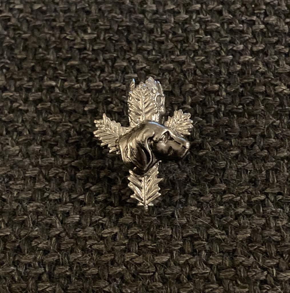 BROCHE - HOND - CHIEN - DOG, Envoi, Utilisé, Animal et Nature, Insigne ou Pin's