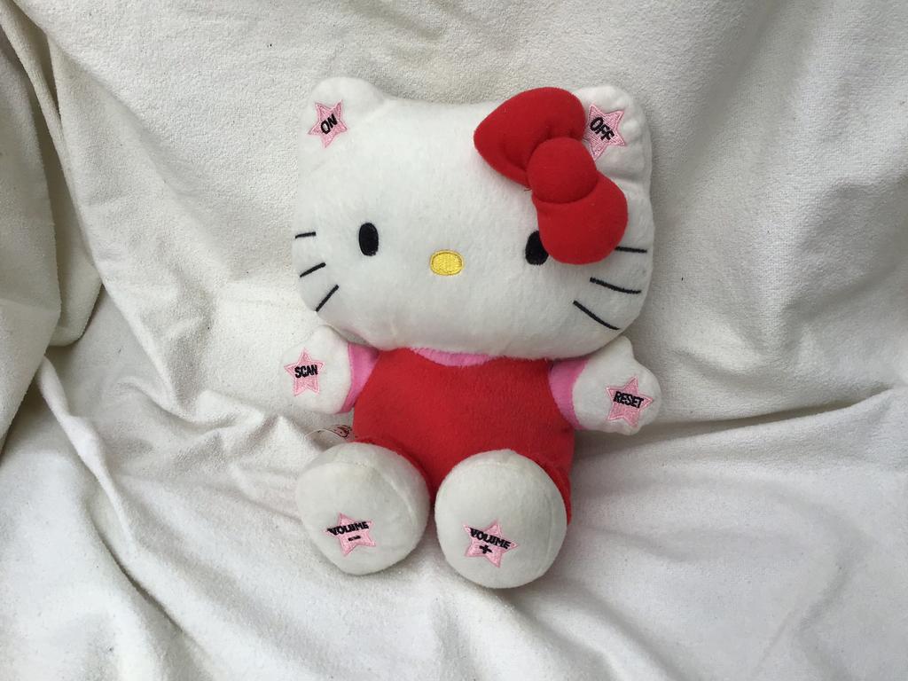 Hello Kitty -  véritable peluche radio pour enfant, Enfants & Bébés, Comme neuf