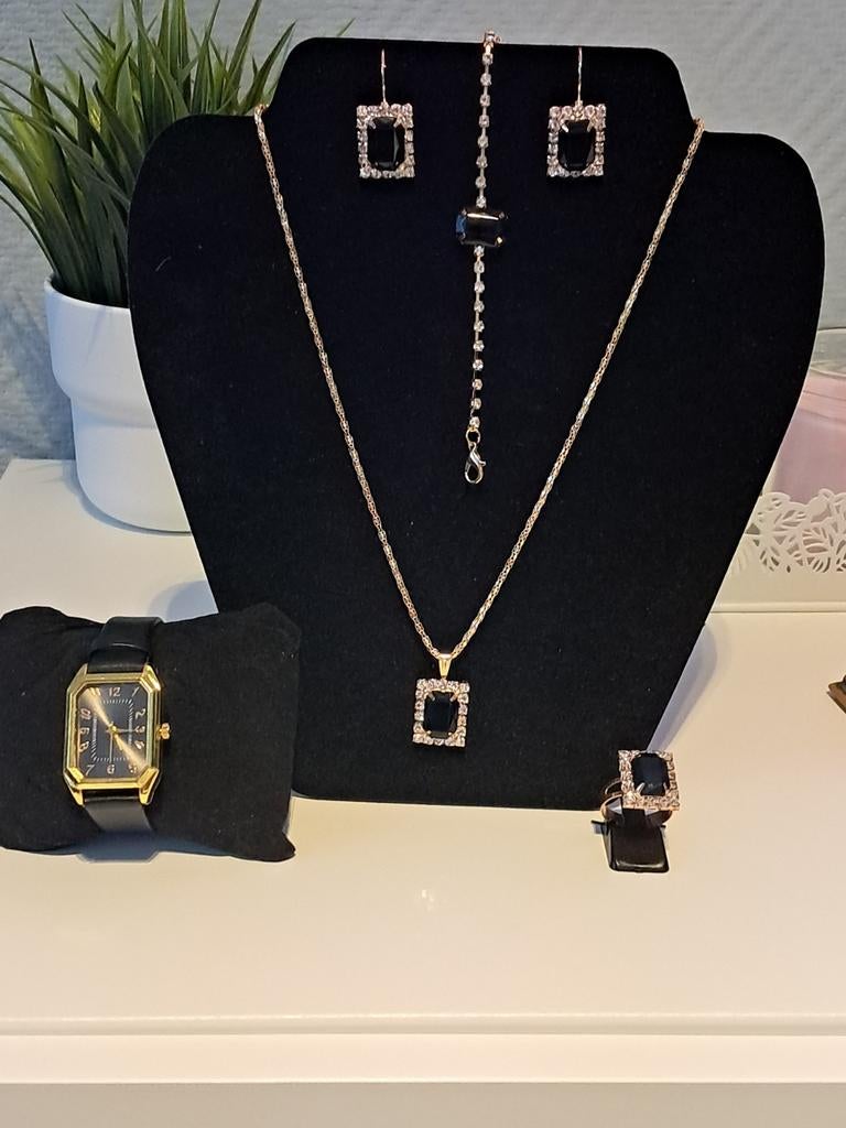 Parure noire complète avec montre assortie Neuf, Neuf, Noir, Autres matériaux, Avec pendentif