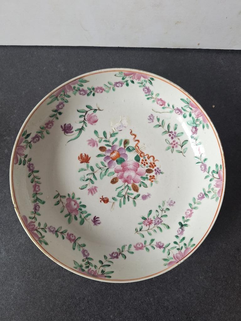 Chinees porseleinen bord famille rose, 18e eeuw, Antiek en Kunst, Ophalen of Verzenden