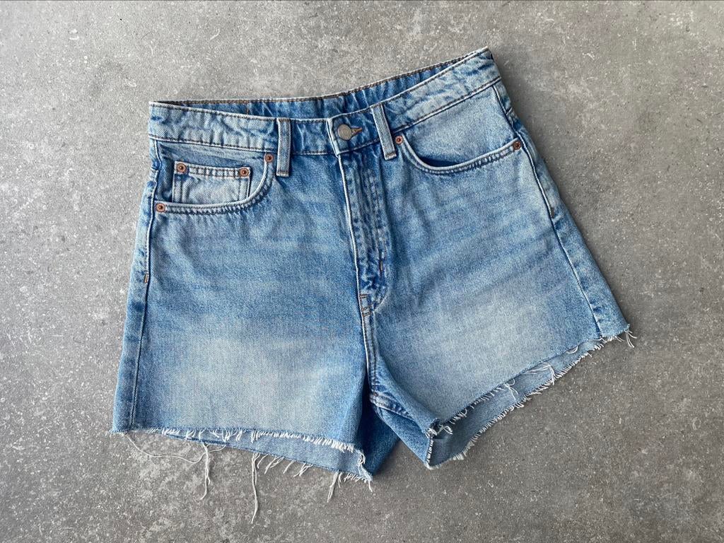 Weekday blauwe jeansshort short maat 40 maar eerder maat 38, Kleding | Dames, Maat 38/40 (M), Kort, Blauw, Weekday