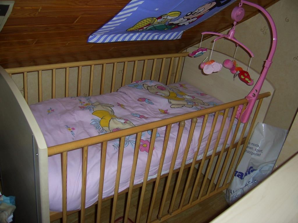 Baby bed, commode en kleerkast, Kinderen en Baby's, Kinderkamer | Complete kinderkamers, Ophalen, Zo goed als nieuw