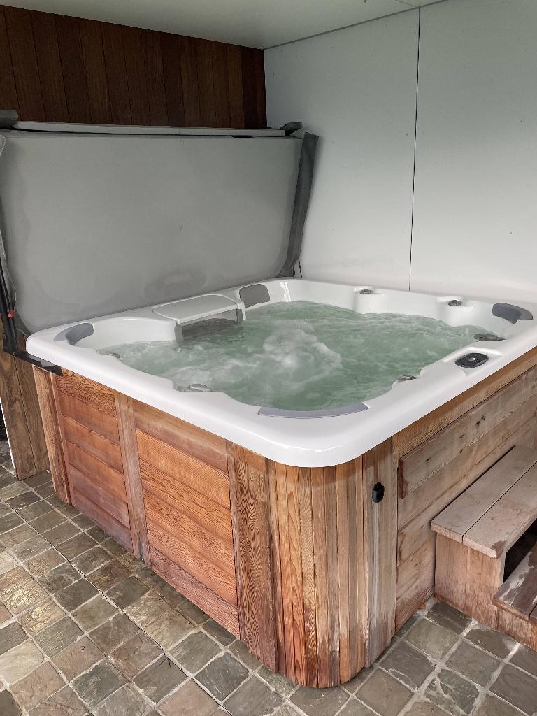 Serrena, Spa Barcelona compacte Luxe jaccuzi, Ophalen, Zo goed als nieuw, Trap, Vast