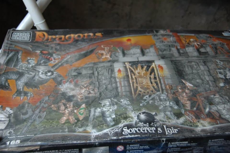 château vintage avec ses personnages et son dragon, Enlèvement, Utilisé