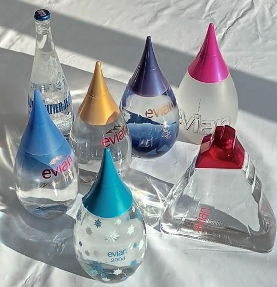 Lot 7 bouteilles collection Evian édition limitée, Enlèvement, Comme neuf