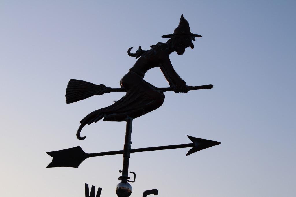 girouette en fer forgé couleurs une sorcière ., Enlèvement, Neuf