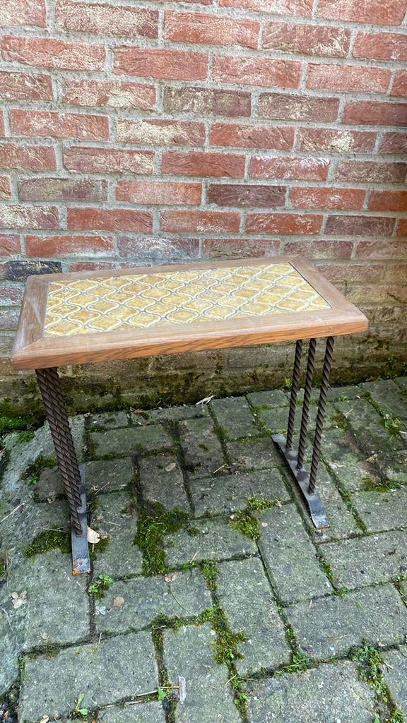 Houten tafeltje met gedraaide ijzeren poten, Ophalen